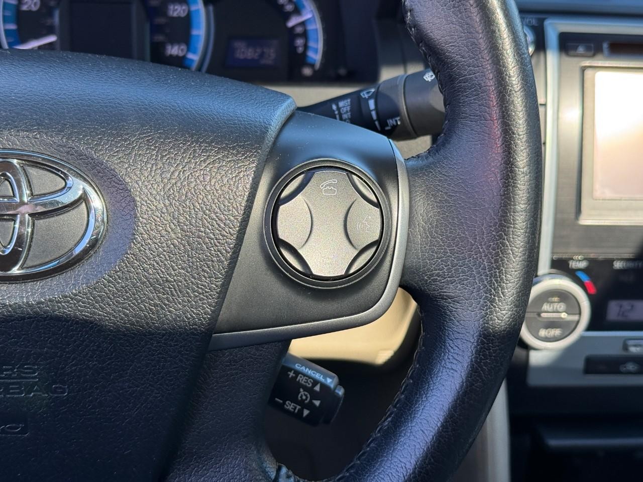 Toyota Camry Hybrid Vehicle Full-screen Gallery Image 22