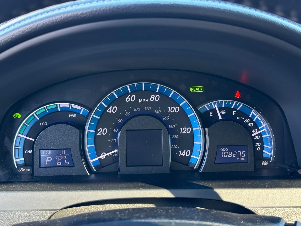 Toyota Camry Hybrid Vehicle Full-screen Gallery Image 23