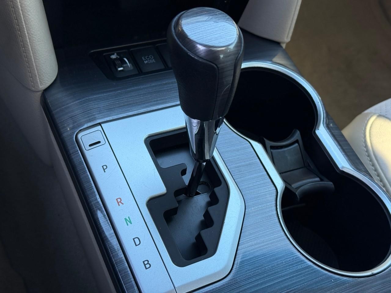 Toyota Camry Hybrid Vehicle Full-screen Gallery Image 24