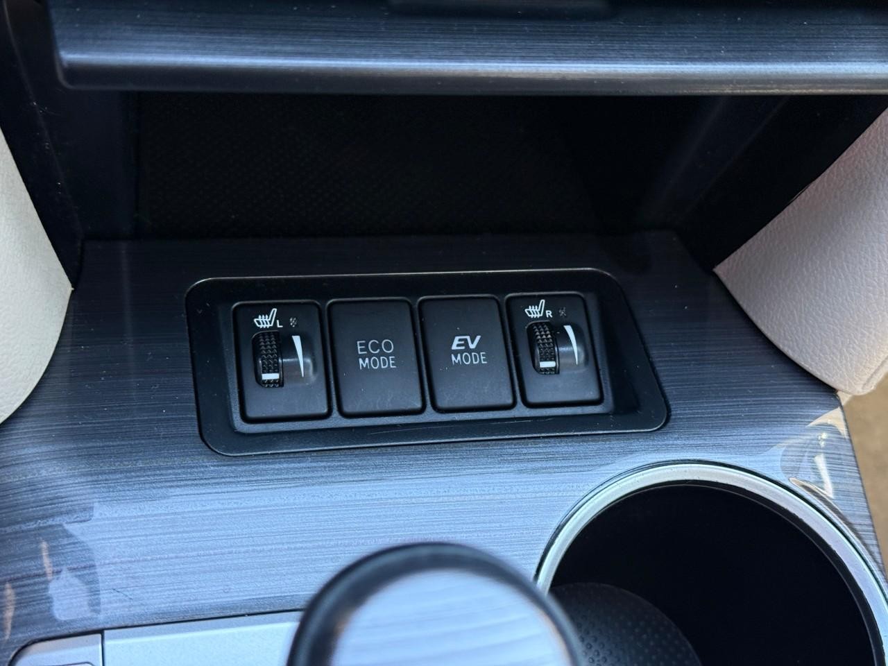 Toyota Camry Hybrid Vehicle Full-screen Gallery Image 25