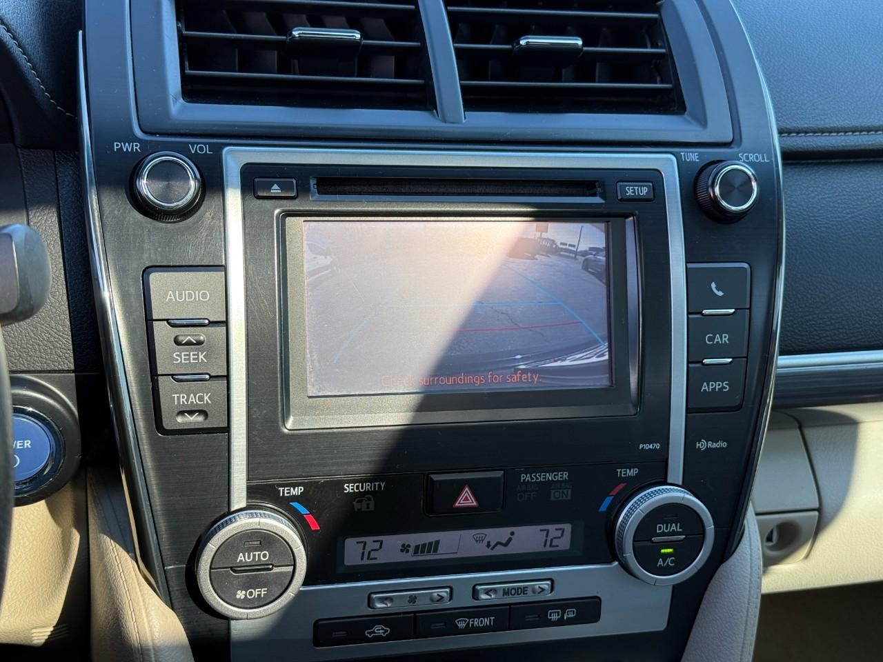 Toyota Camry Hybrid Vehicle Full-screen Gallery Image 26