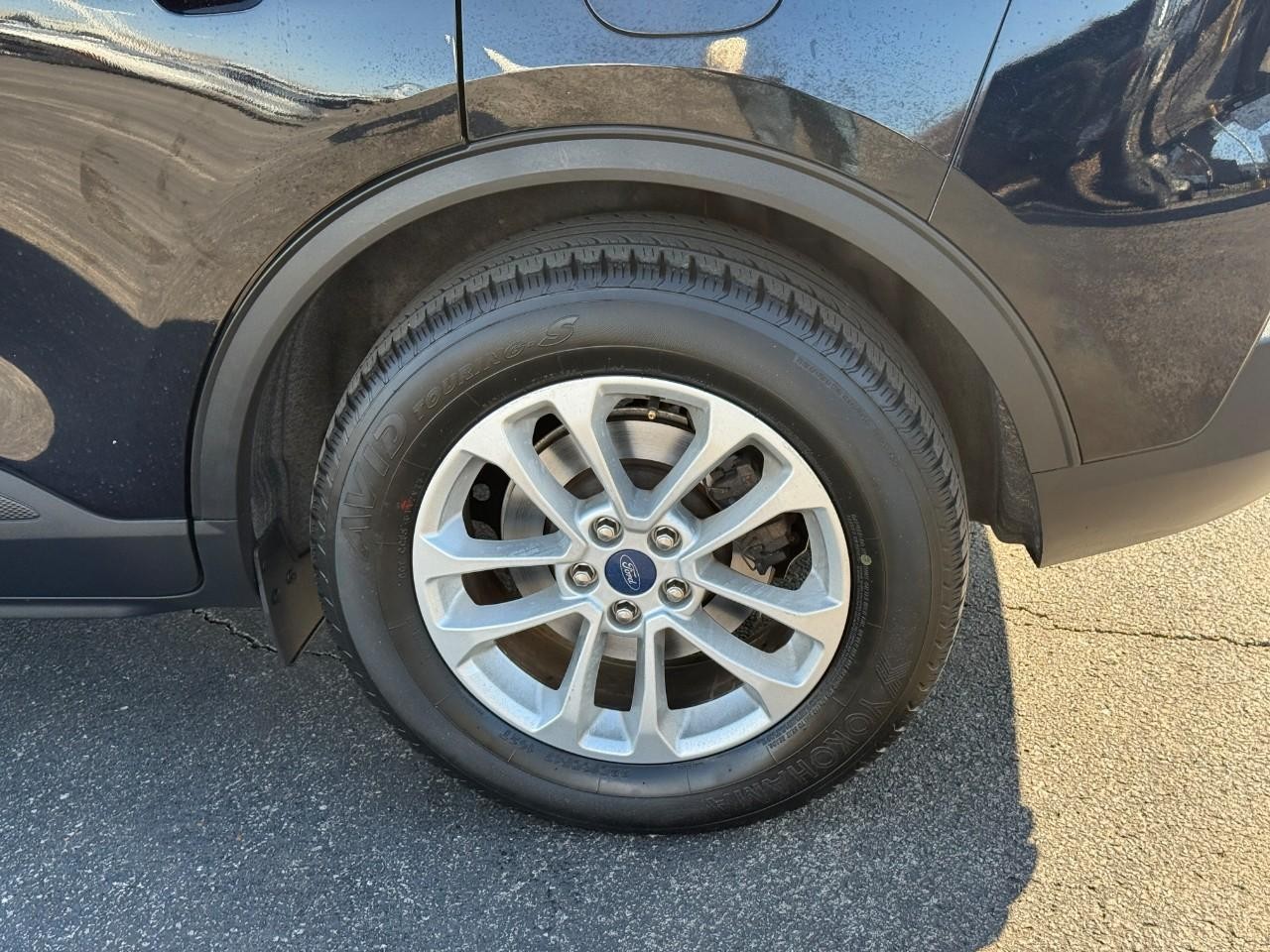 Ford Escape Vehicle Full-screen Gallery Image 09