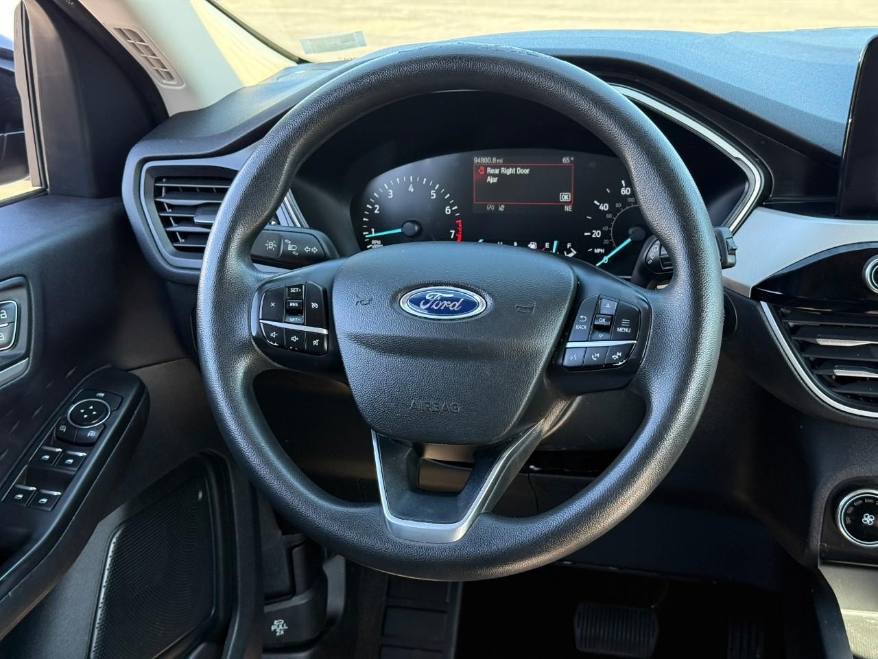 Ford Escape Vehicle Full-screen Gallery Image 12