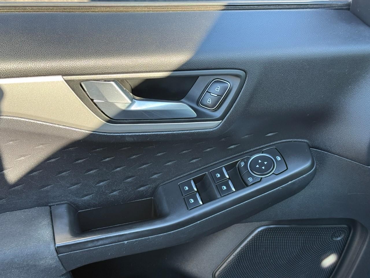 Ford Escape Vehicle Full-screen Gallery Image 16