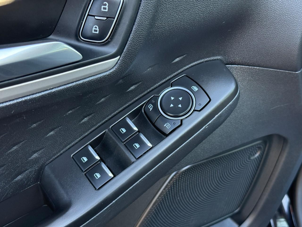 Ford Escape Vehicle Full-screen Gallery Image 17