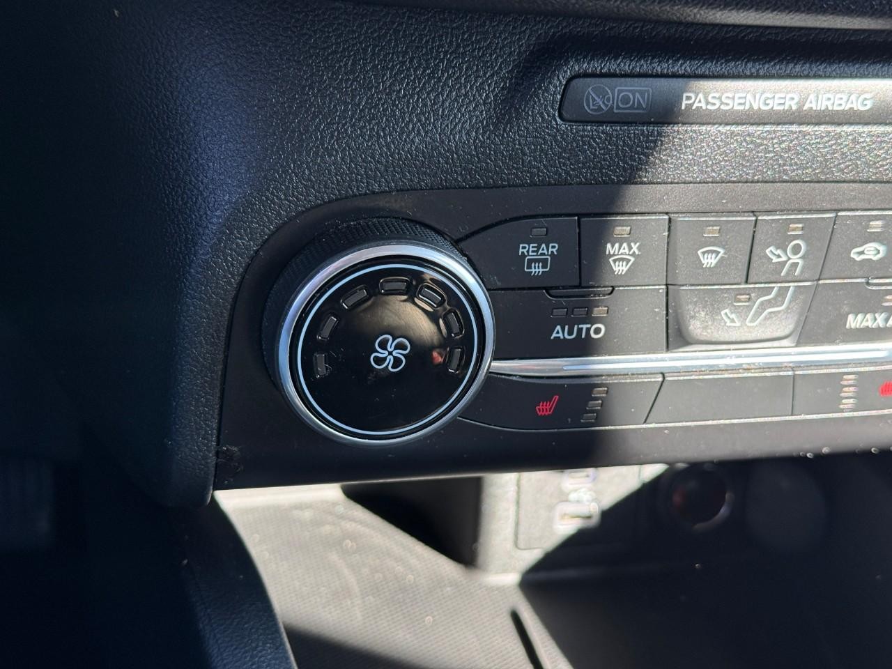 Ford Escape Vehicle Full-screen Gallery Image 24