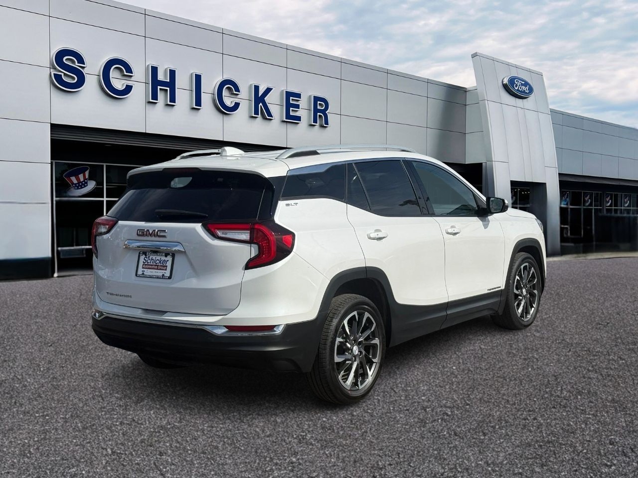 GMC Terrain Vehicle Full-screen Gallery Image 02