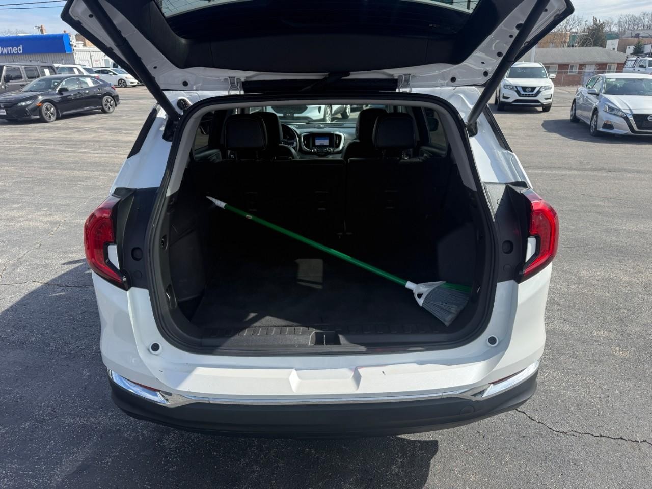 GMC Terrain Vehicle Full-screen Gallery Image 08