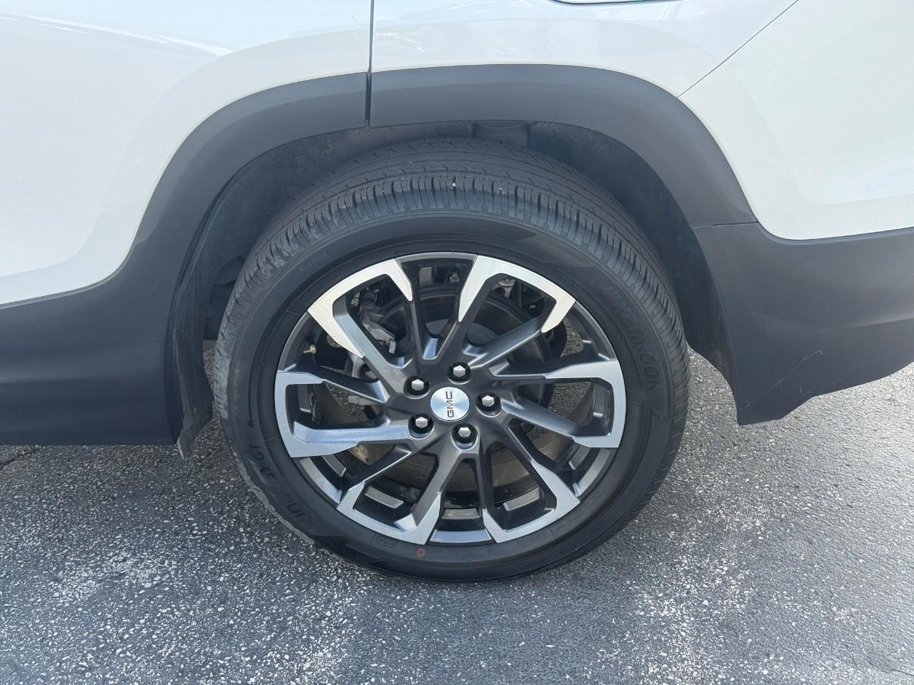 GMC Terrain Vehicle Full-screen Gallery Image 09