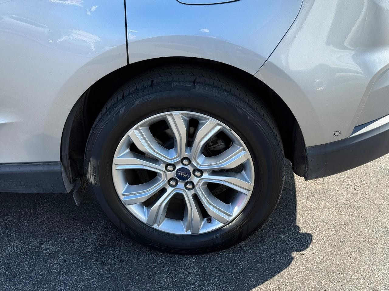 Ford Edge Vehicle Full-screen Gallery Image 11