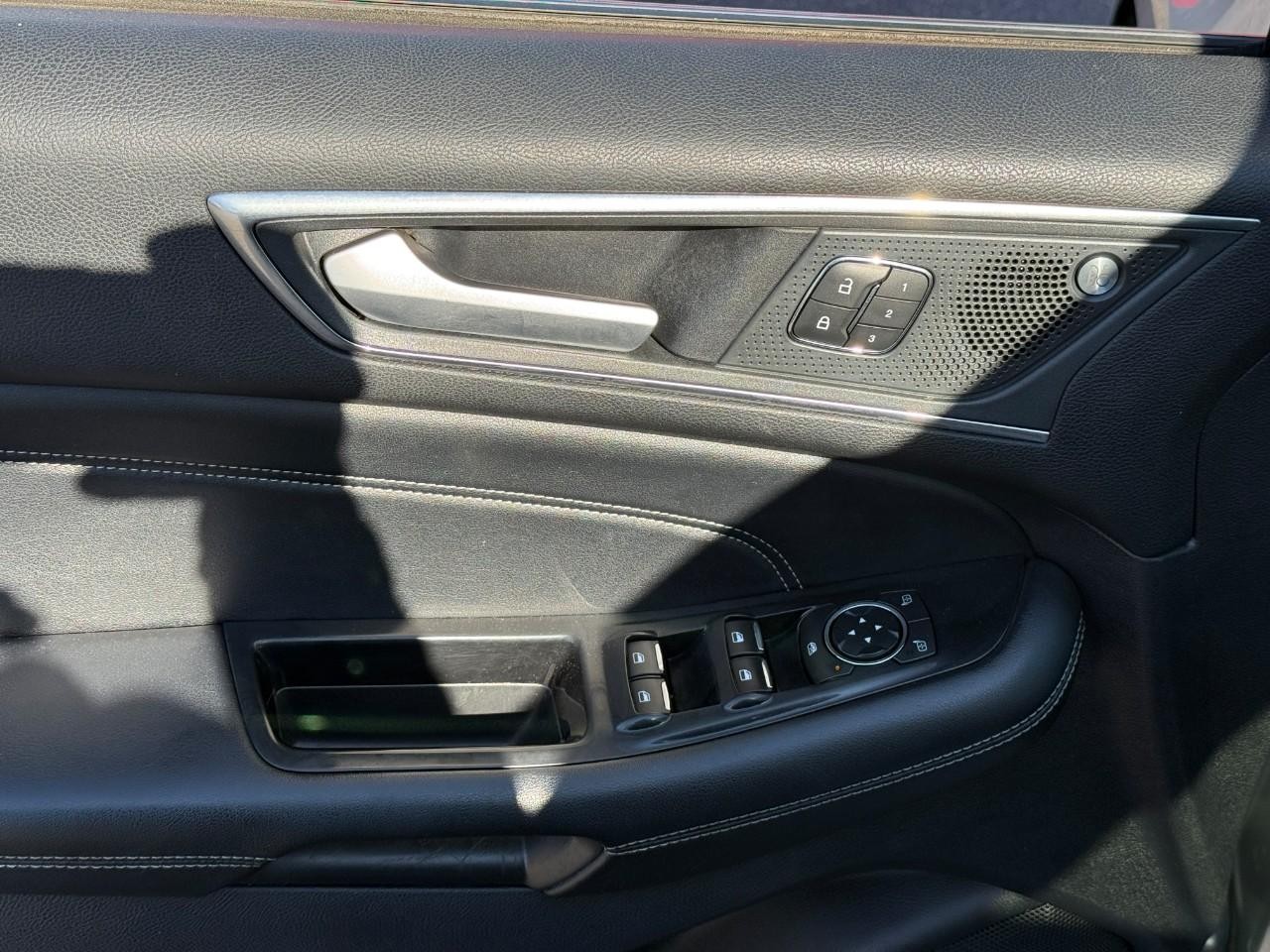 Ford Edge Vehicle Full-screen Gallery Image 18