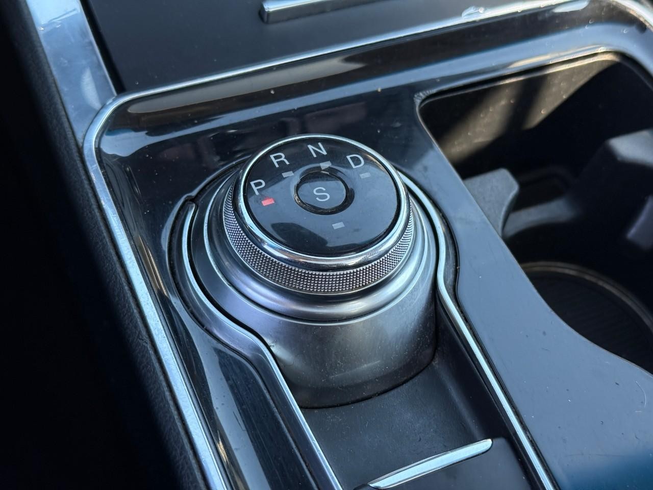 Ford Edge Vehicle Full-screen Gallery Image 24