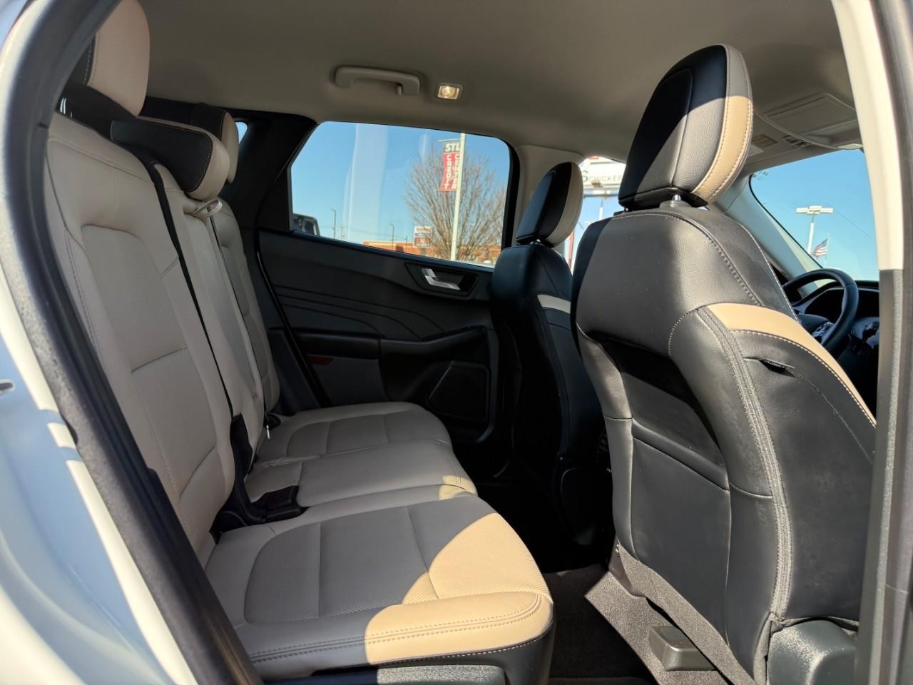 Ford Escape Vehicle Full-screen Gallery Image 09