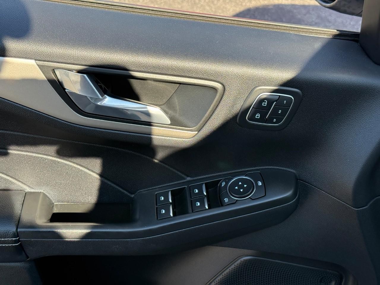 Ford Escape Vehicle Full-screen Gallery Image 15