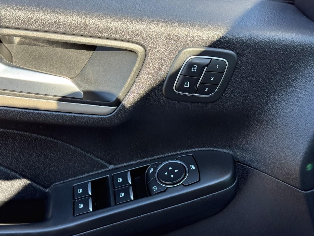 Ford Escape Vehicle Full-screen Gallery Image 16