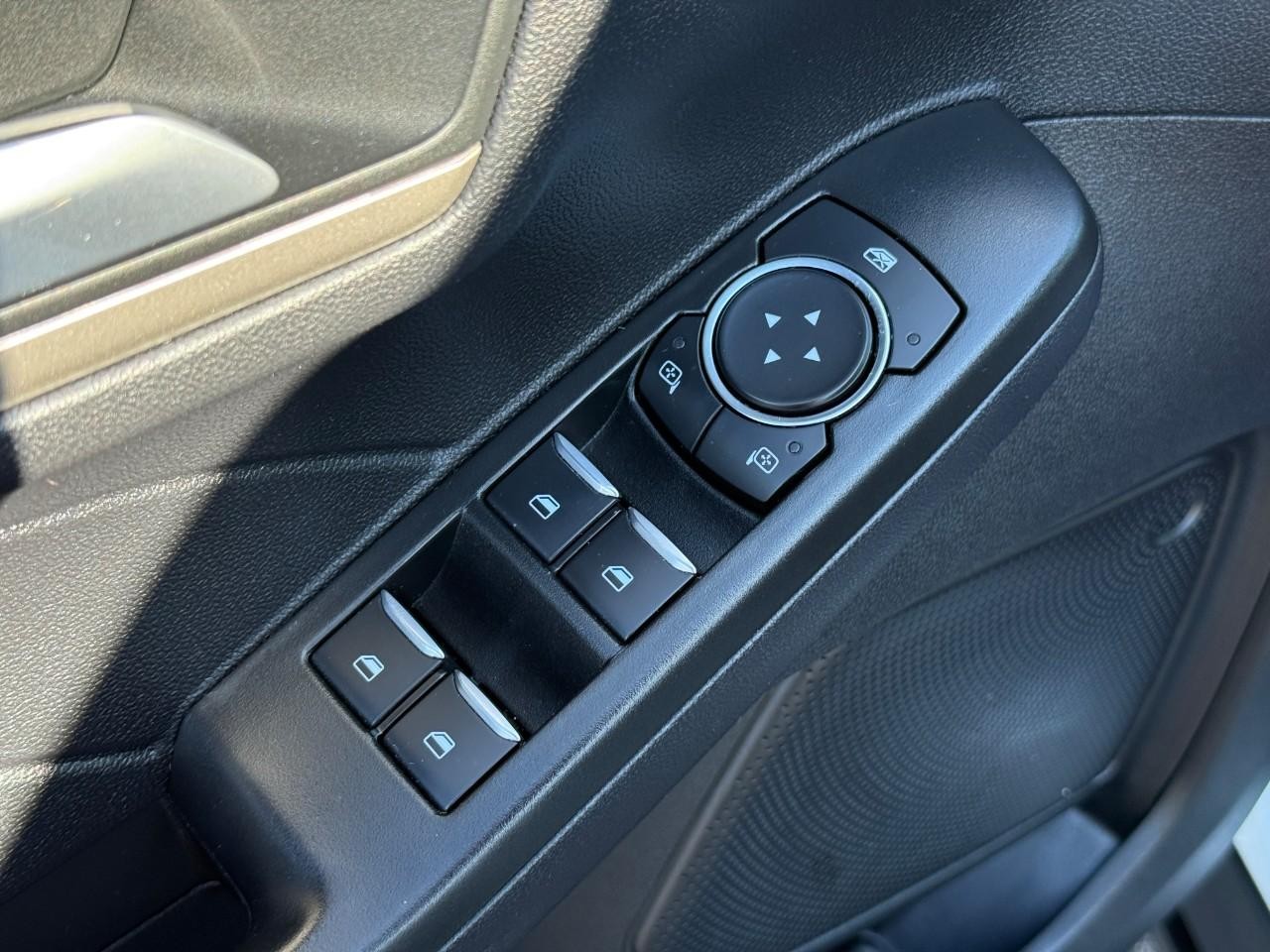 Ford Escape Vehicle Full-screen Gallery Image 17