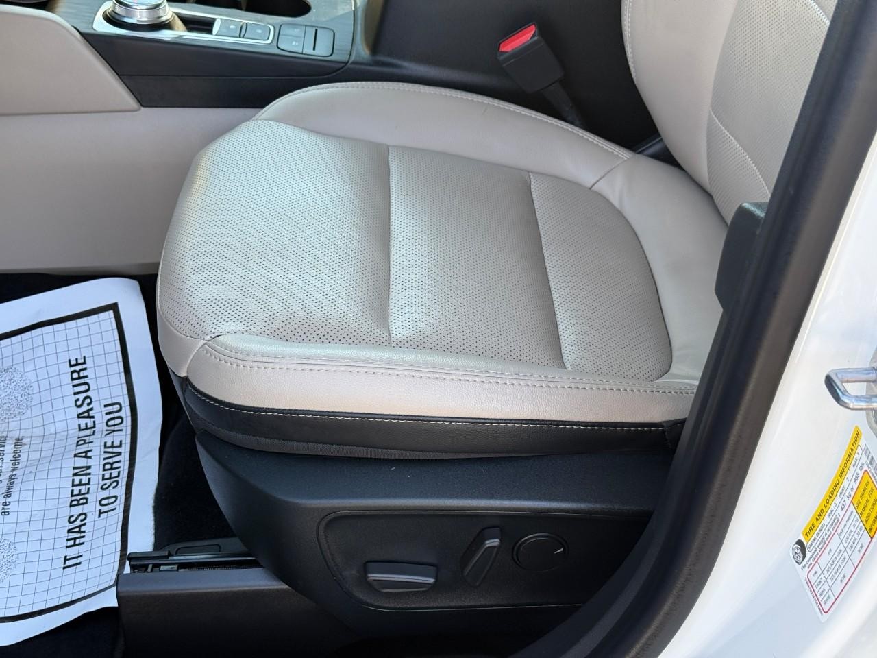 Ford Escape Vehicle Full-screen Gallery Image 18