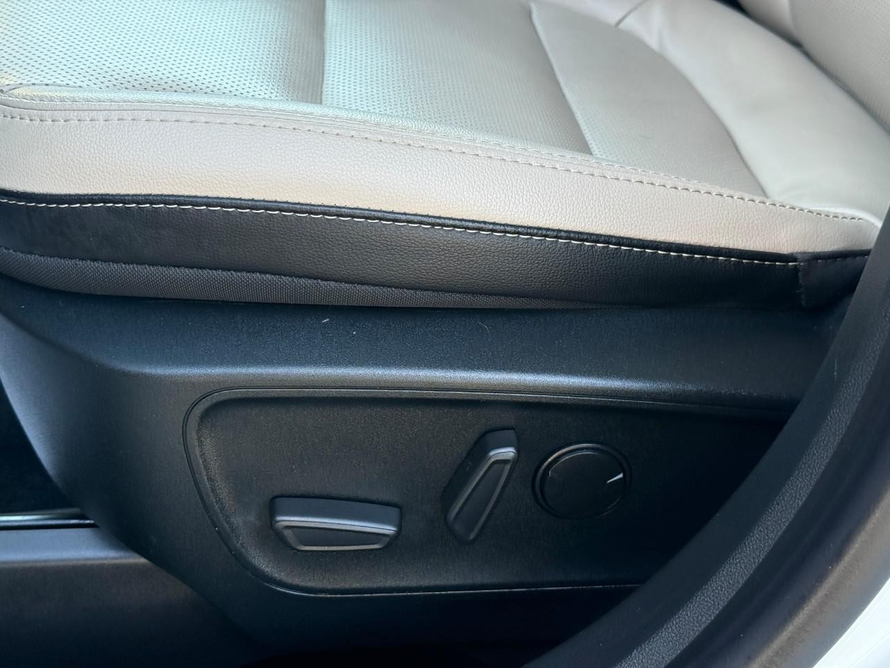 Ford Escape Vehicle Full-screen Gallery Image 19