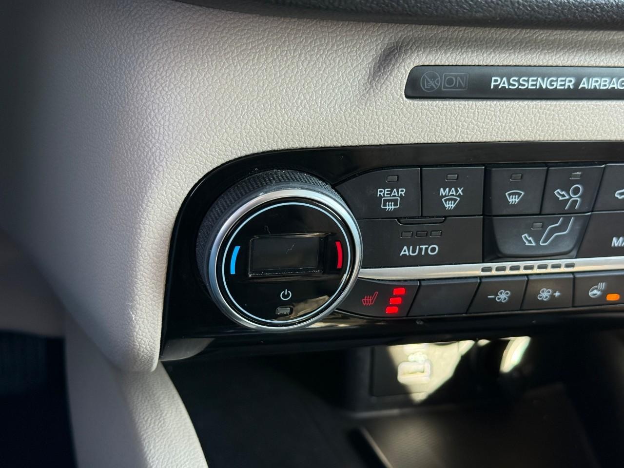 Ford Escape Vehicle Full-screen Gallery Image 24