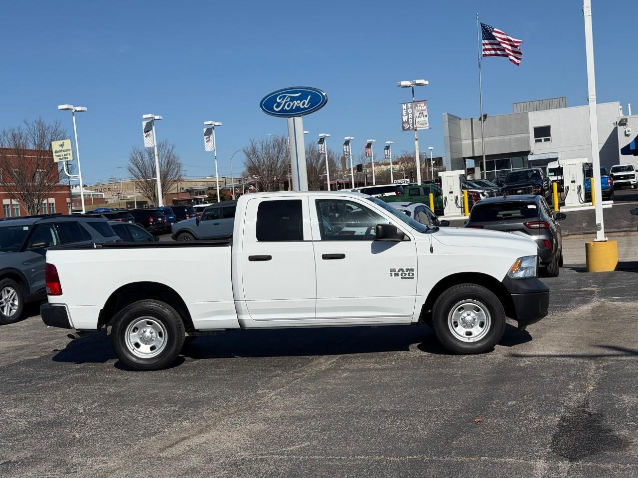 Ram 1500 Classic Vehicle Full-screen Gallery Image 05