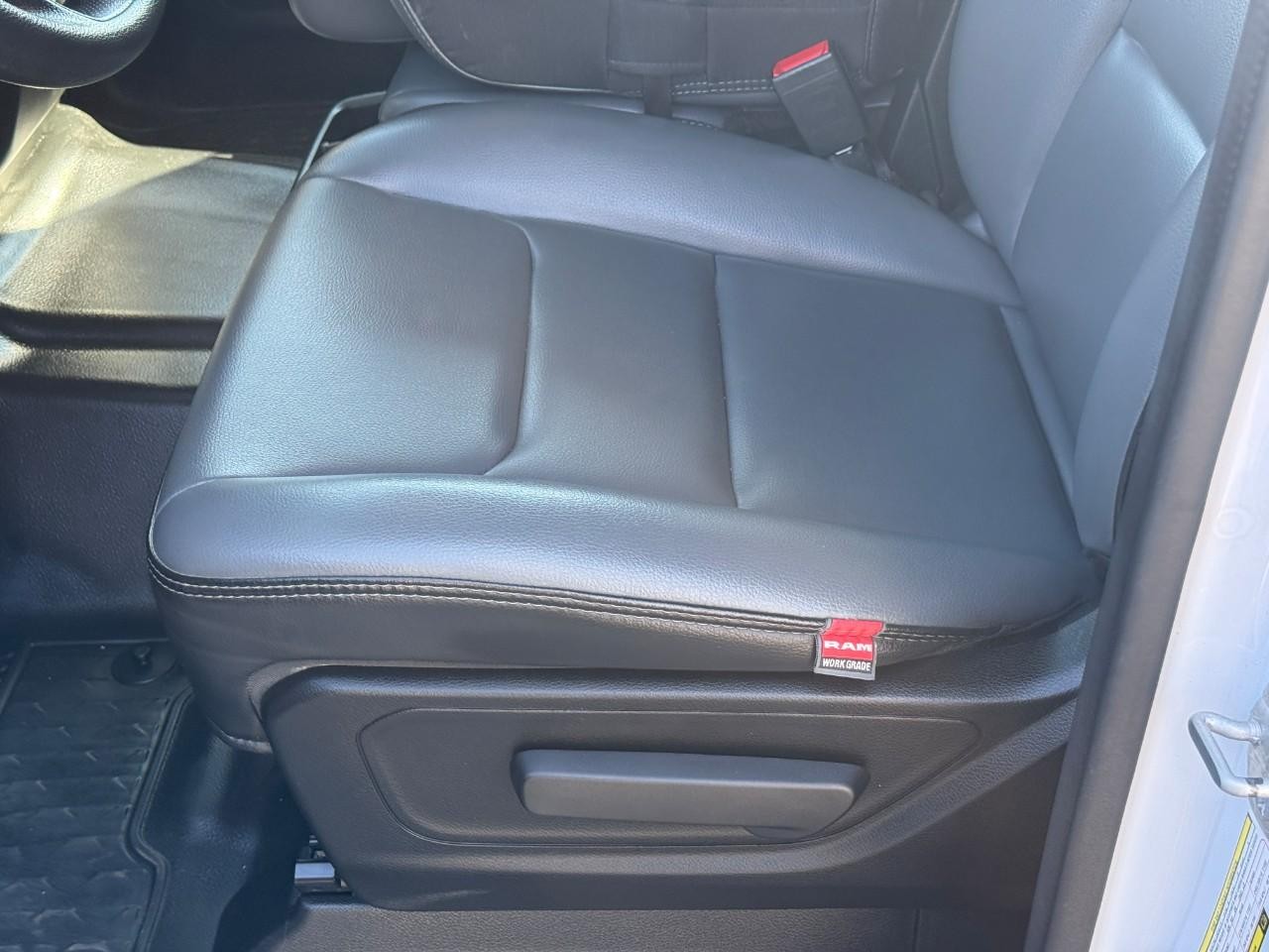 Ram 1500 Vehicle Full-screen Gallery Image 13