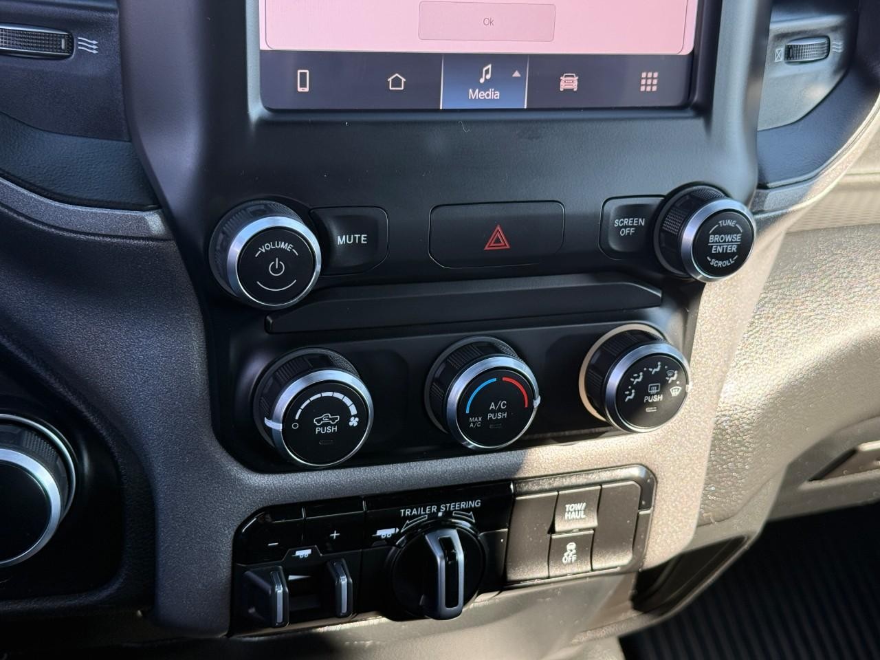 Ram 1500 Vehicle Full-screen Gallery Image 18