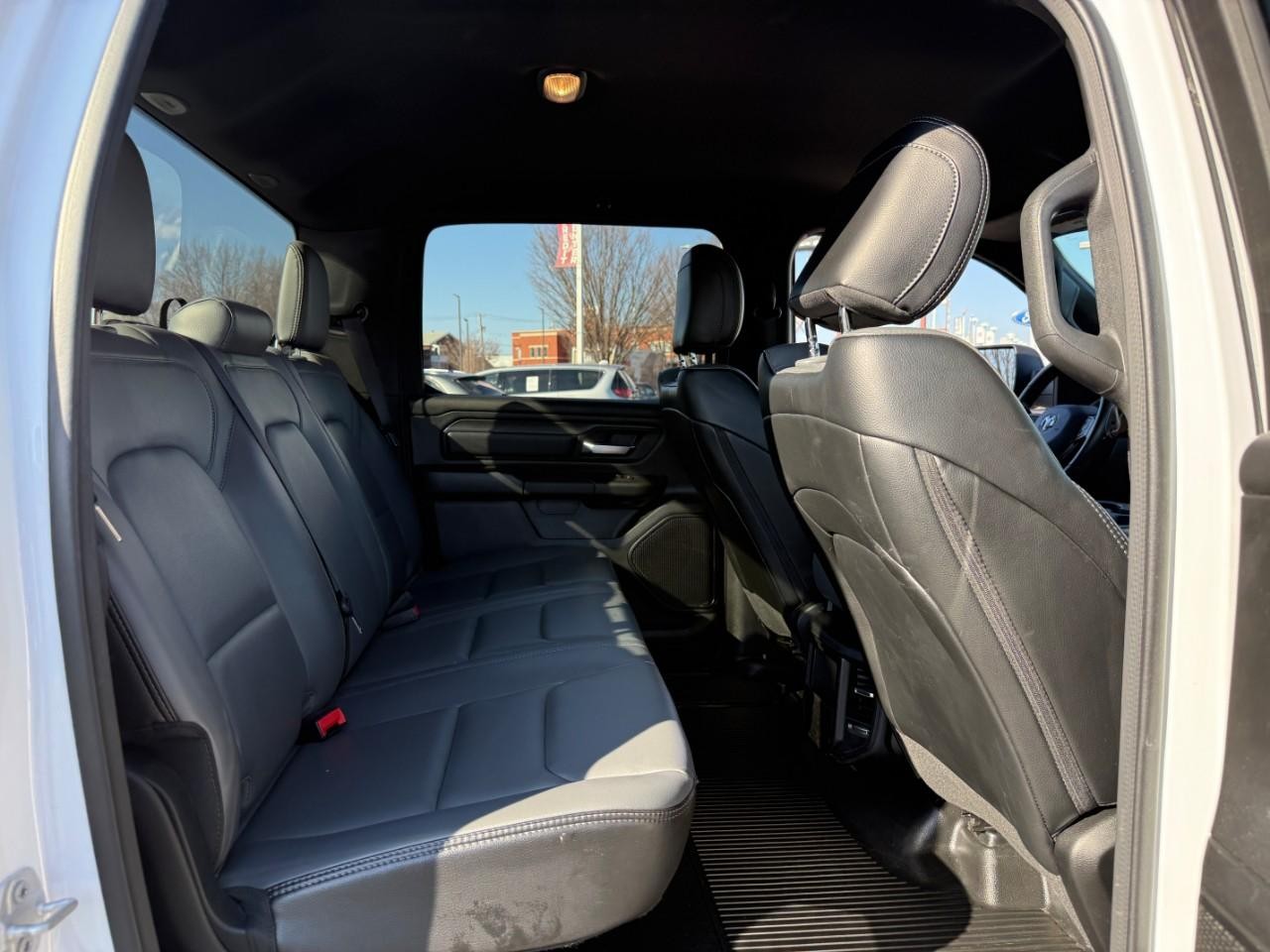 Ram 1500 Vehicle Full-screen Gallery Image 10