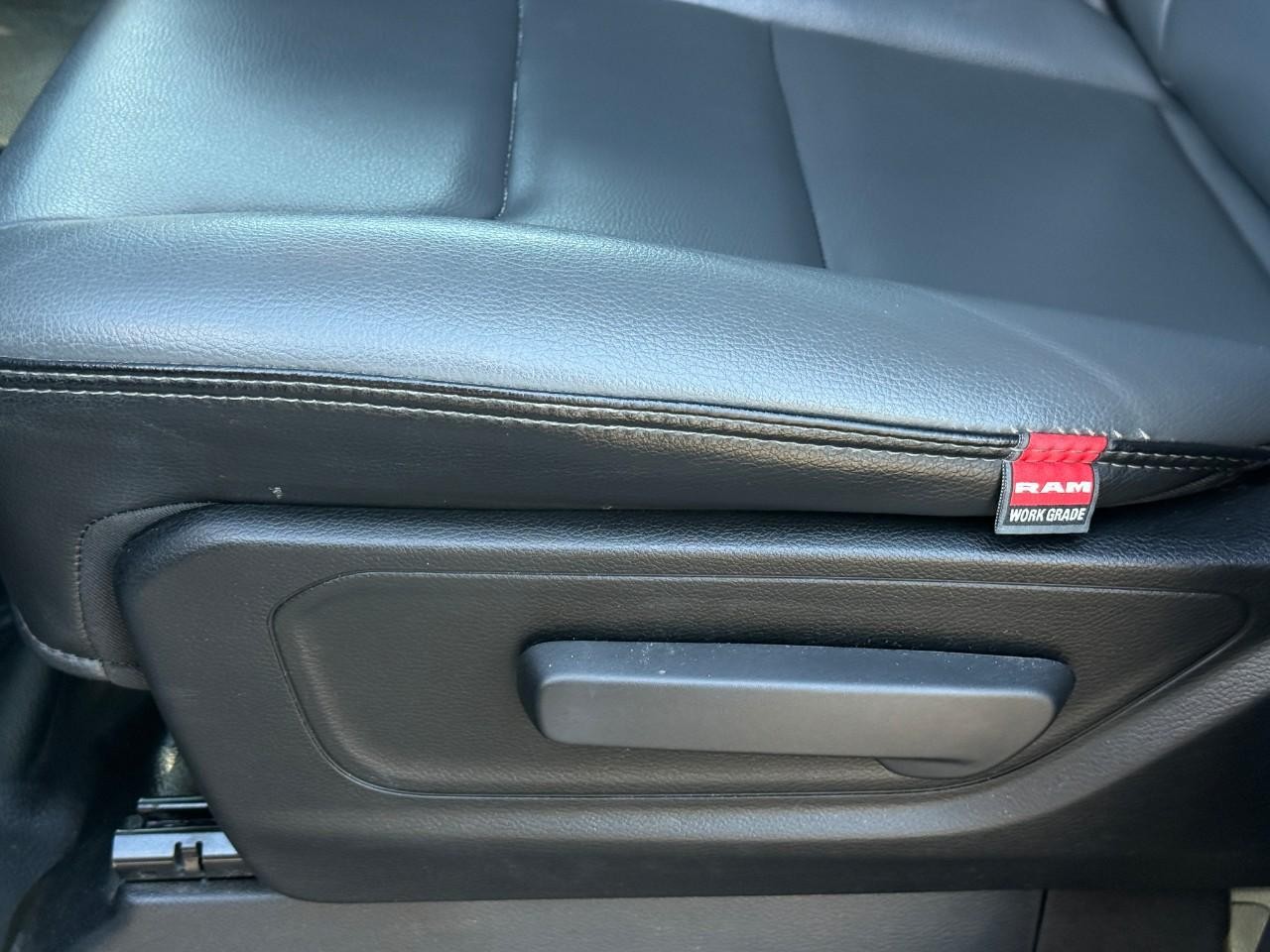 Ram 1500 Vehicle Full-screen Gallery Image 17