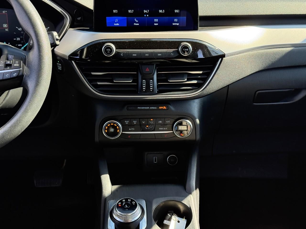 Ford Escape Vehicle Full-screen Gallery Image 14