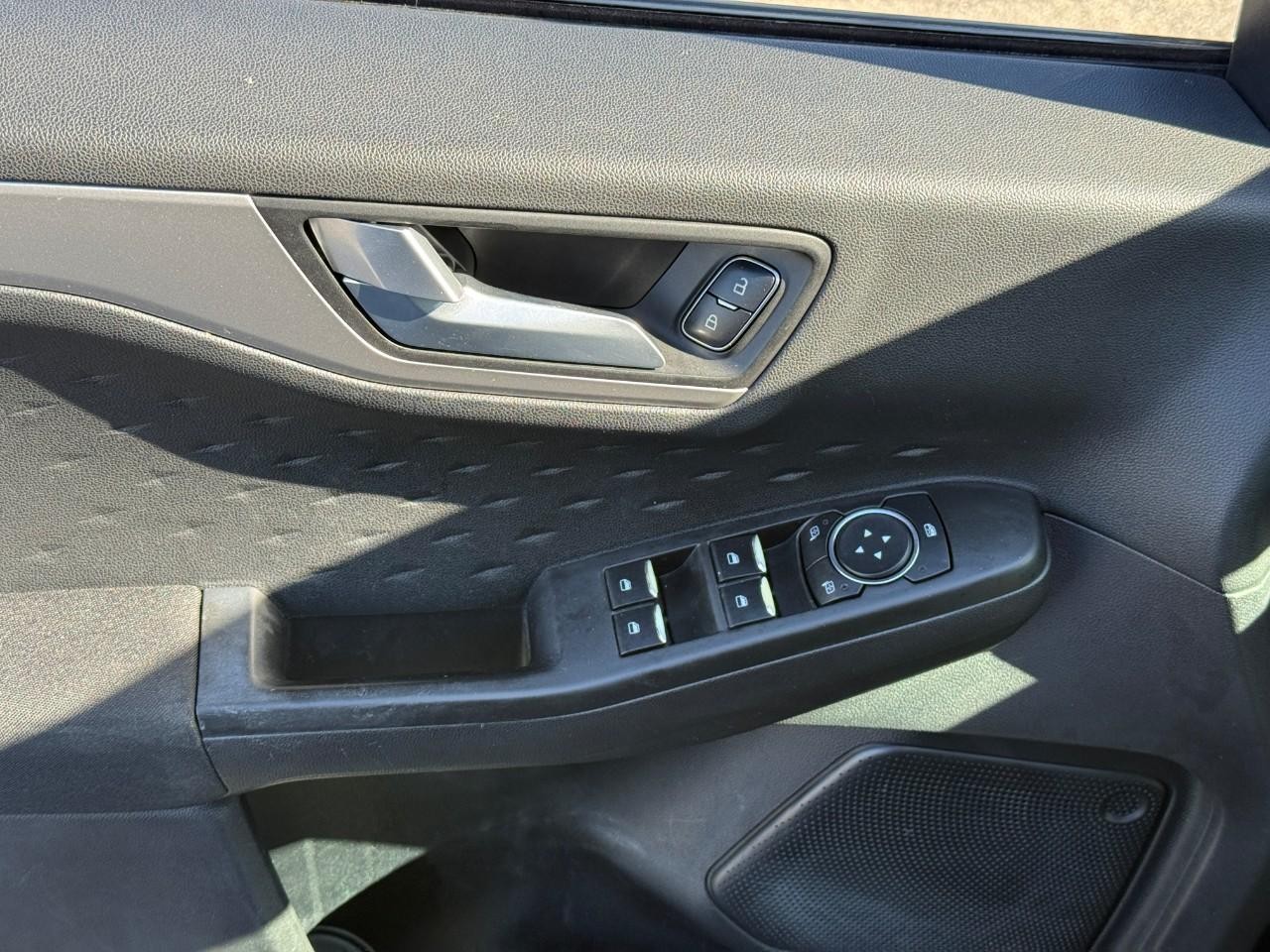 Ford Escape Vehicle Full-screen Gallery Image 16