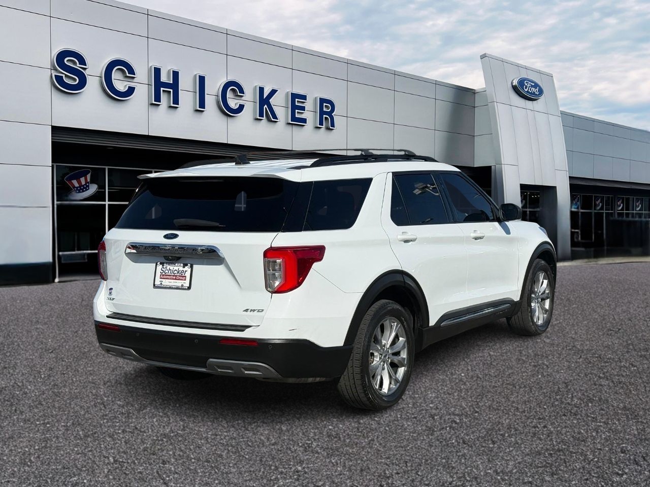 Ford Explorer Vehicle Full-screen Gallery Image 02