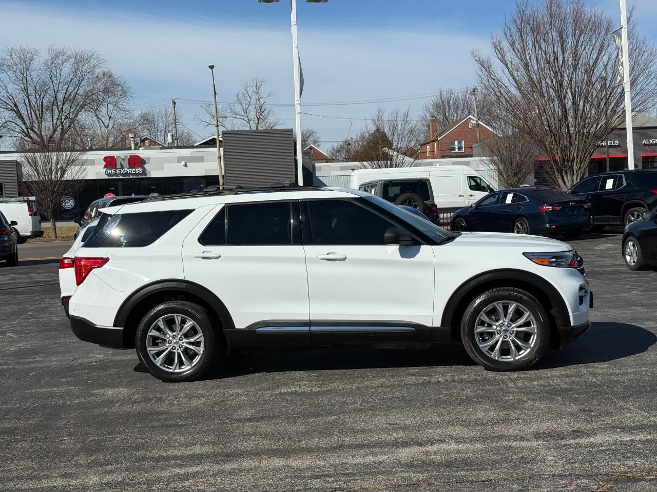 Ford Explorer Vehicle Full-screen Gallery Image 05
