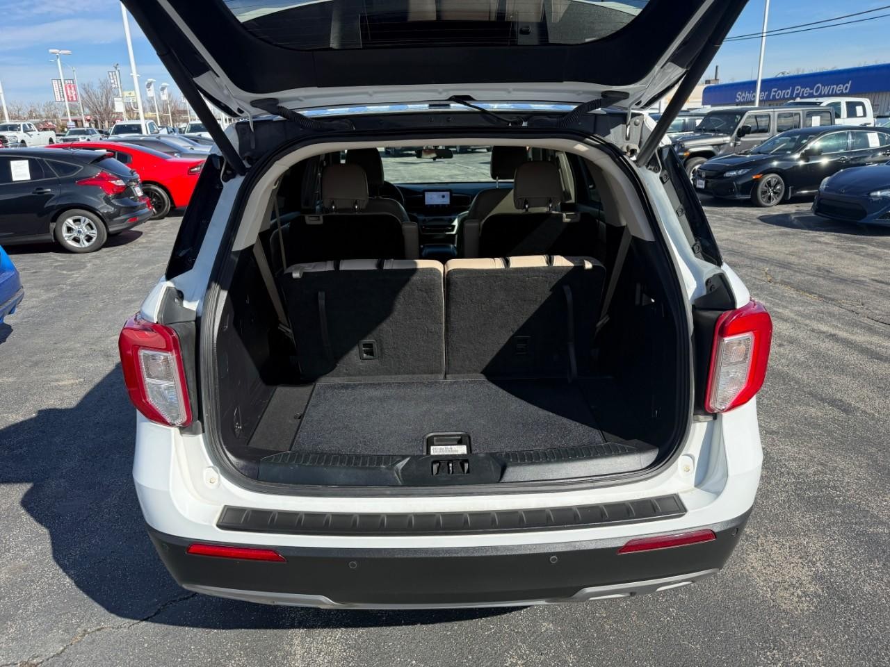 Ford Explorer Vehicle Full-screen Gallery Image 07