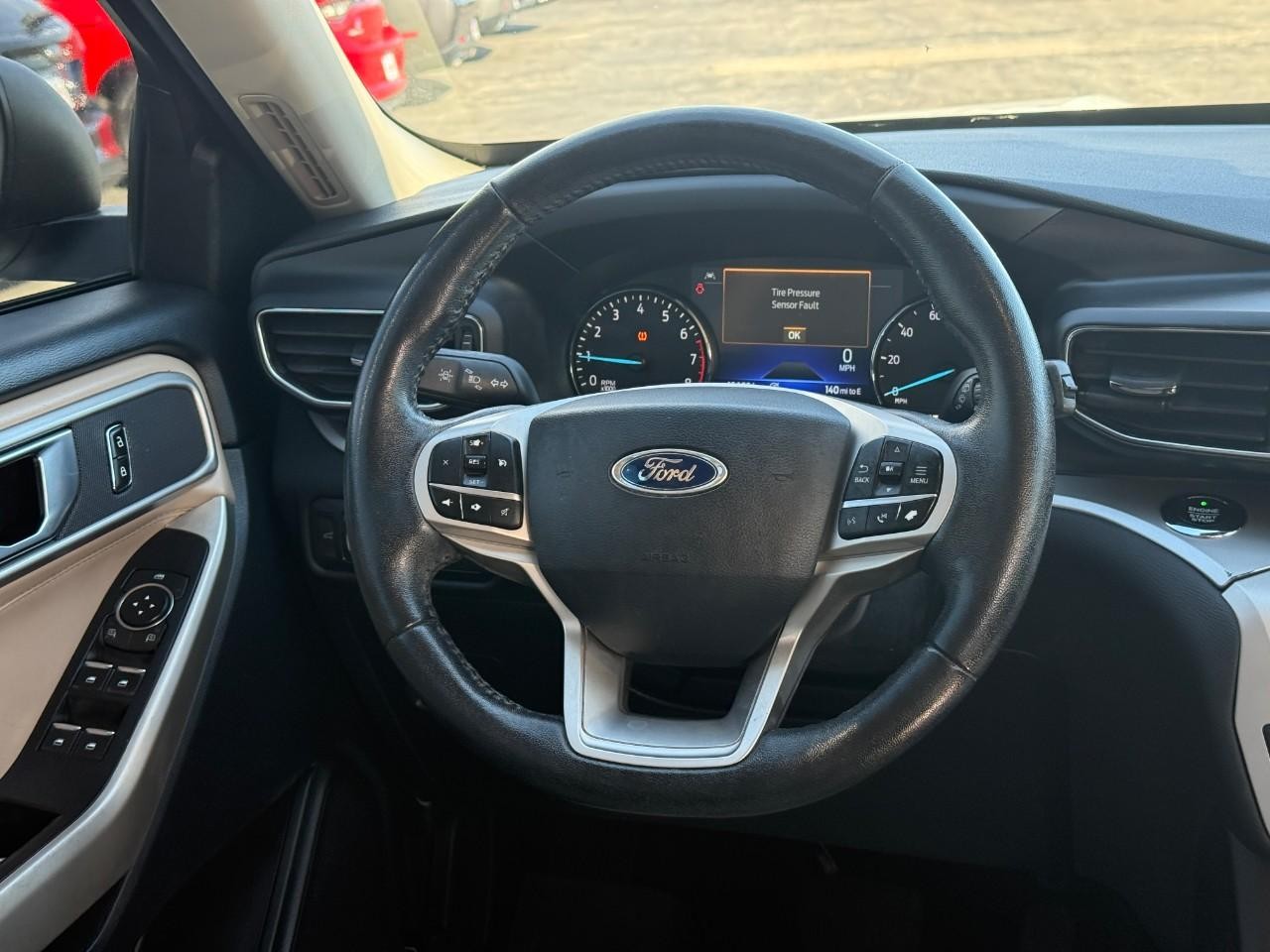 Ford Explorer Vehicle Full-screen Gallery Image 13