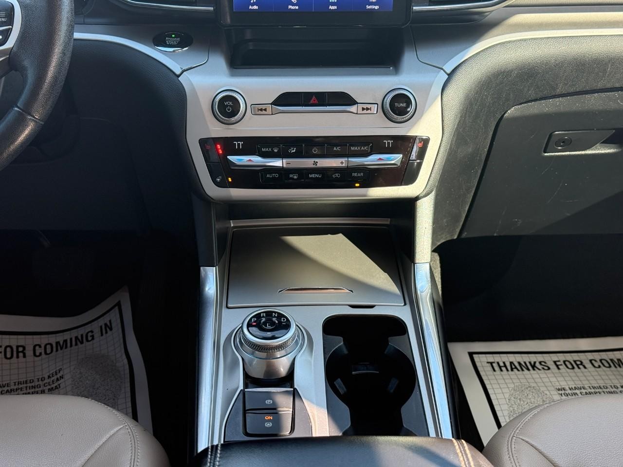 Ford Explorer Vehicle Full-screen Gallery Image 15