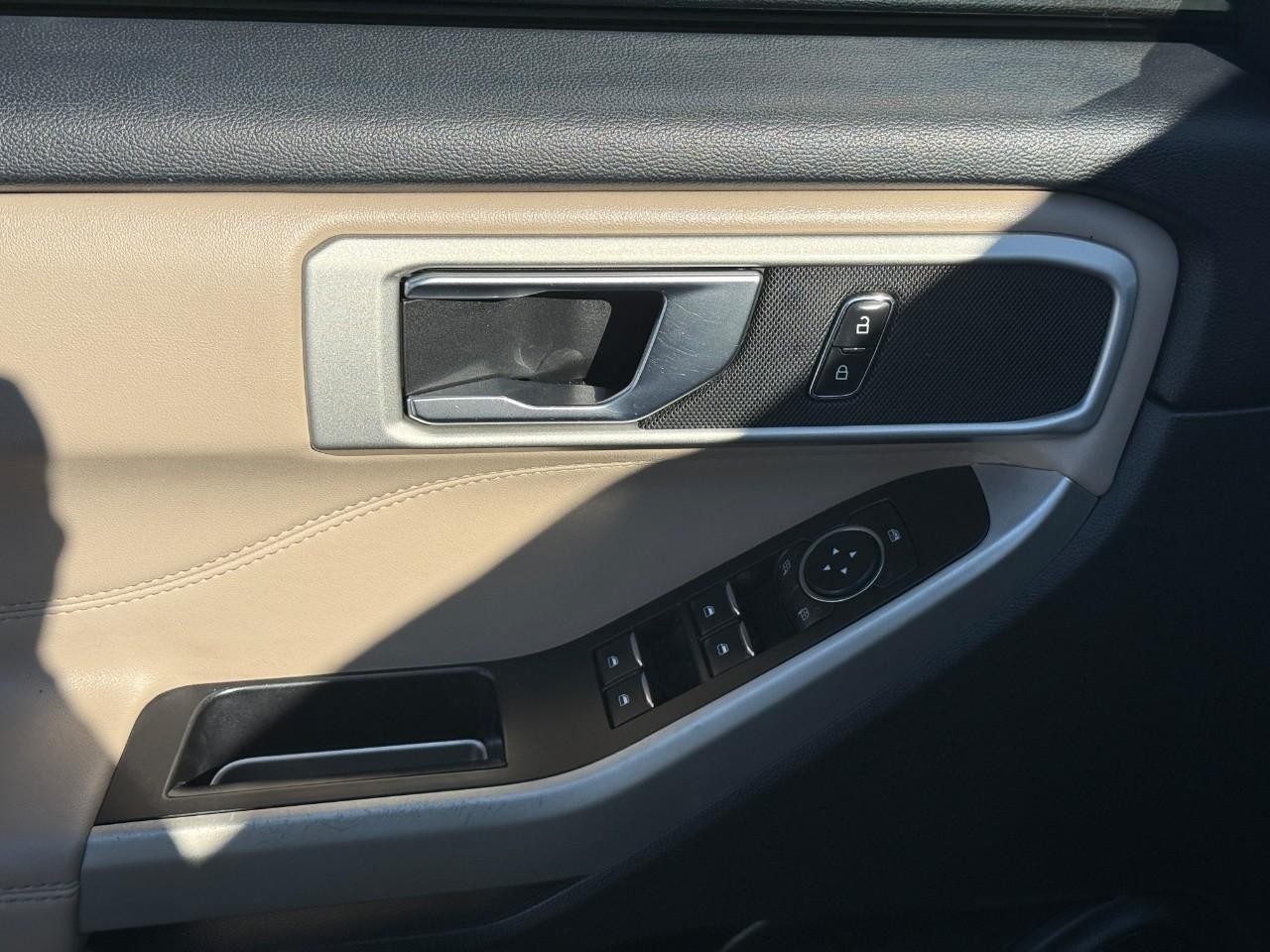 Ford Explorer Vehicle Full-screen Gallery Image 16