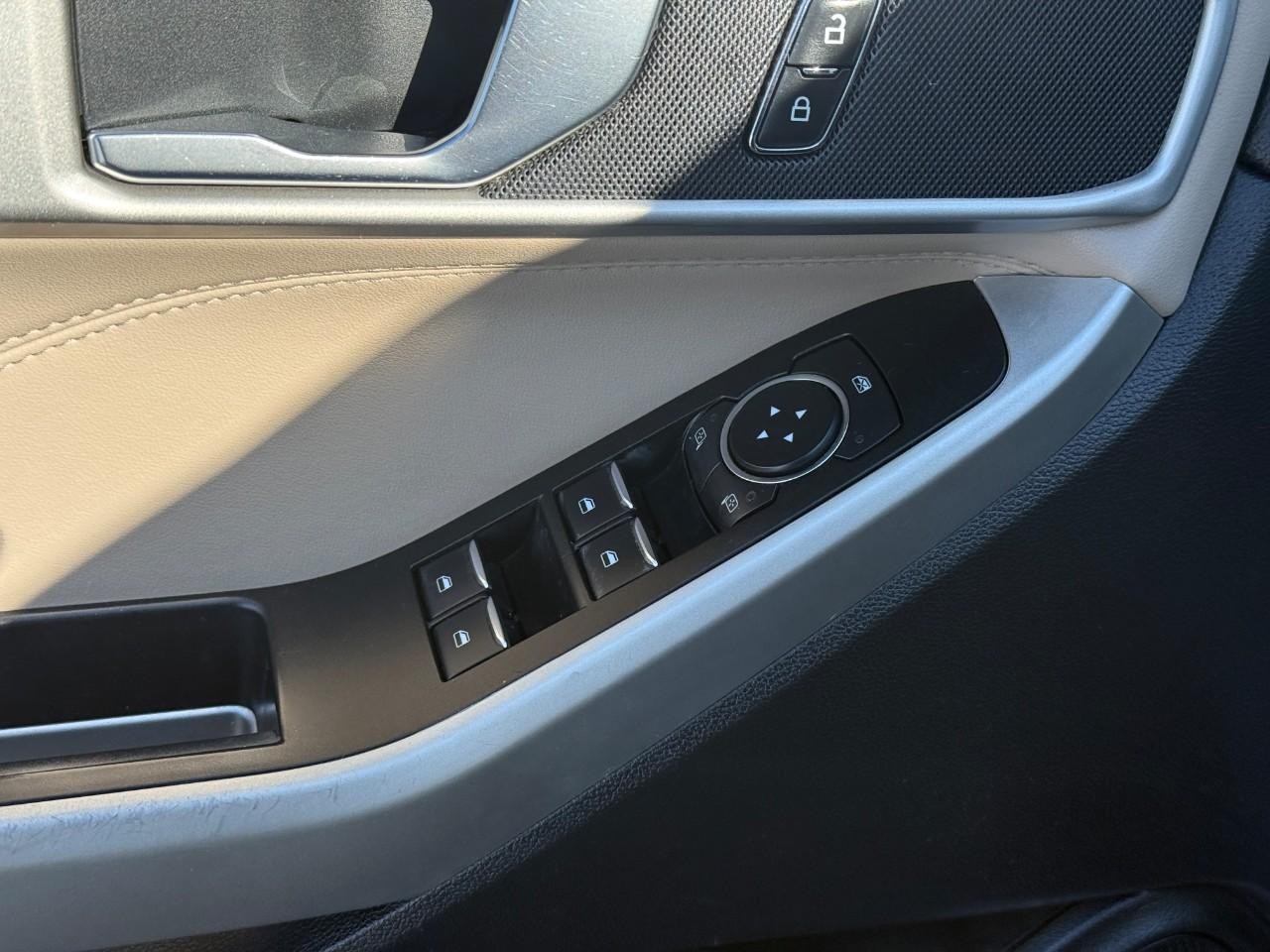 Ford Explorer Vehicle Full-screen Gallery Image 17