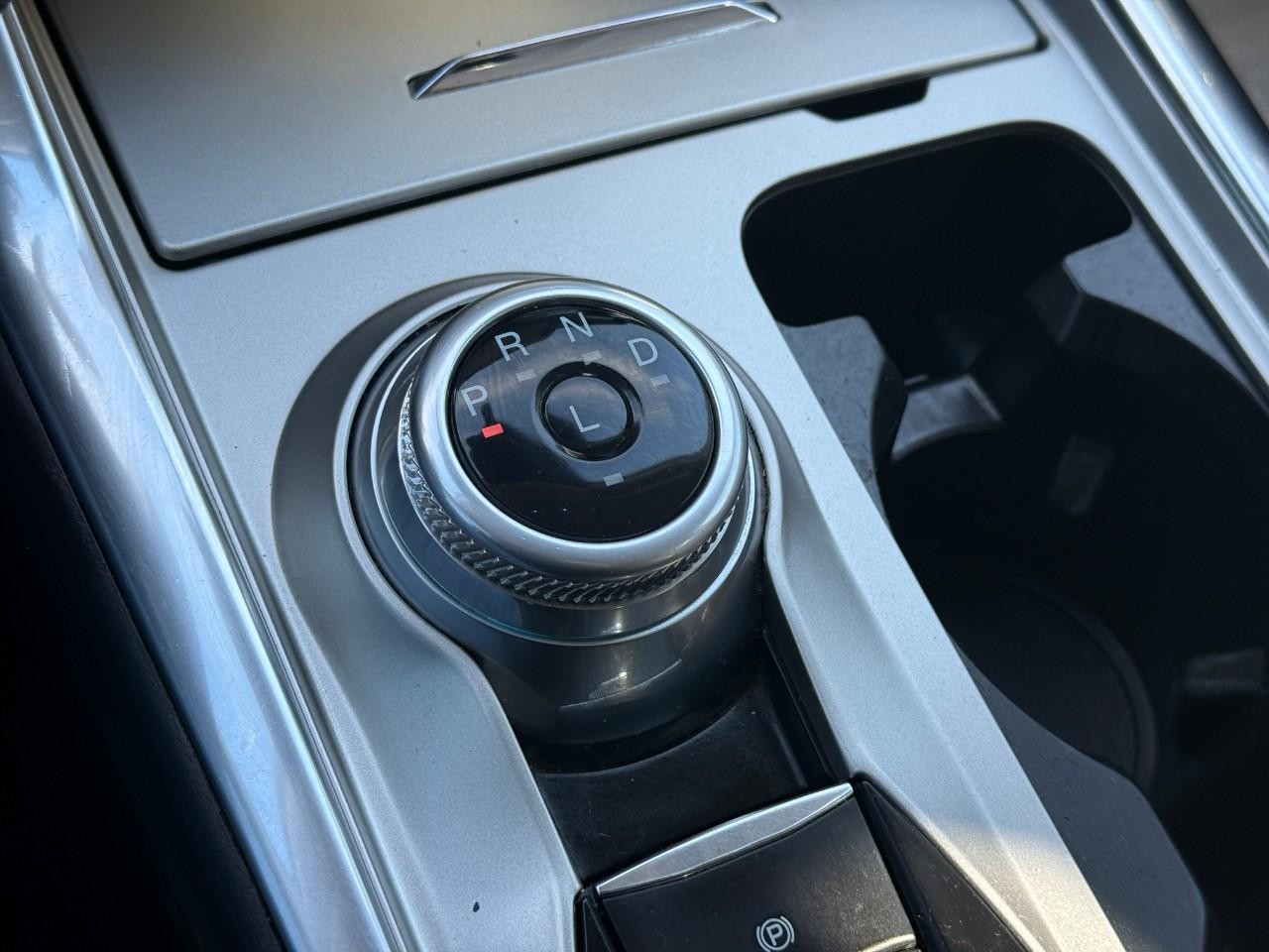 Ford Explorer Vehicle Full-screen Gallery Image 23