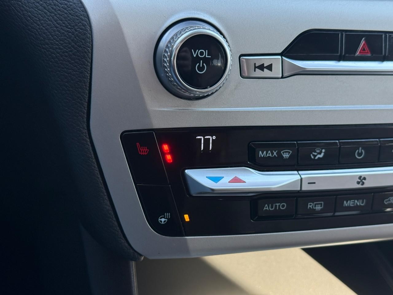 Ford Explorer Vehicle Full-screen Gallery Image 24