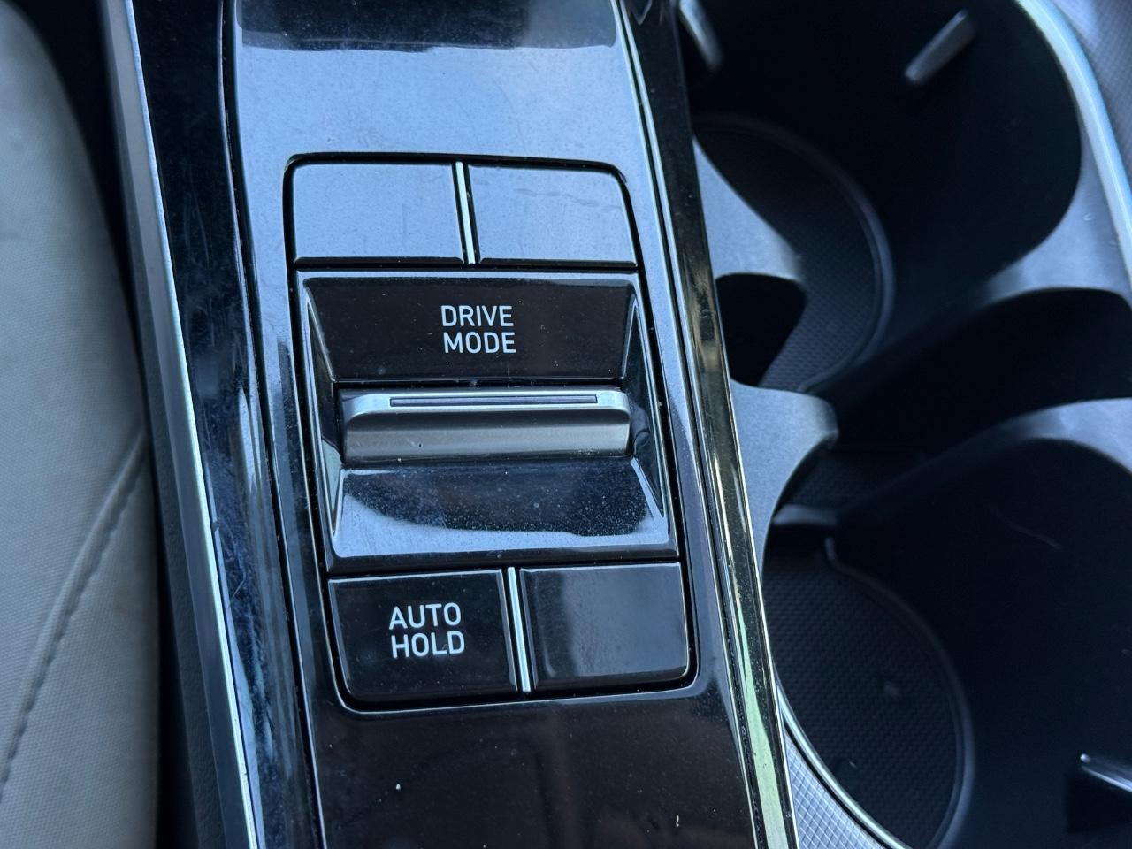 Hyundai Sonata Vehicle Full-screen Gallery Image 18