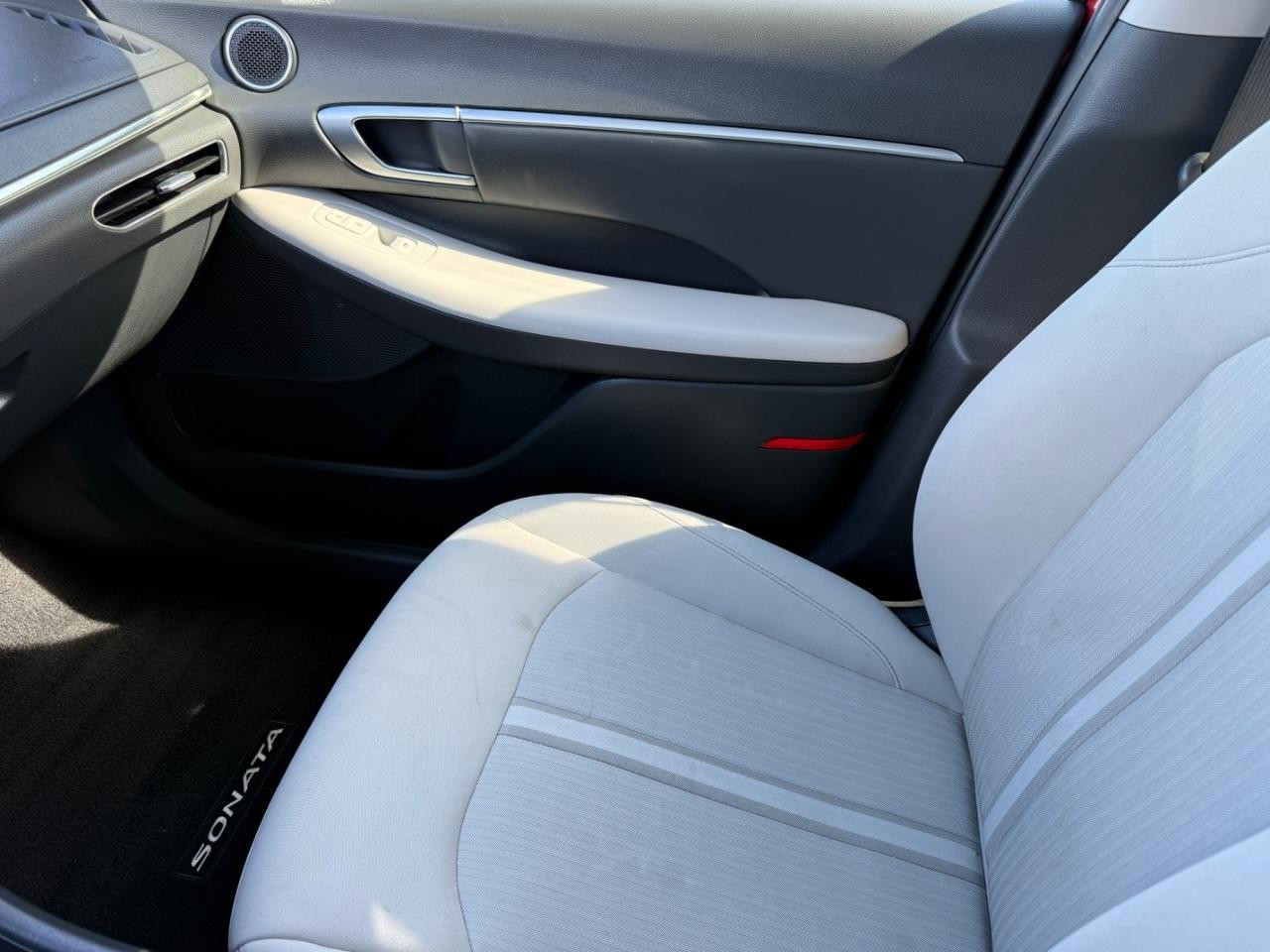 Hyundai Sonata Vehicle Full-screen Gallery Image 19