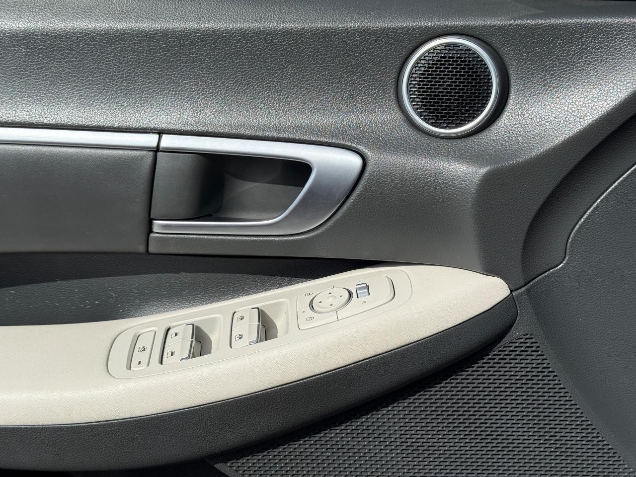 Hyundai Sonata Vehicle Full-screen Gallery Image 22