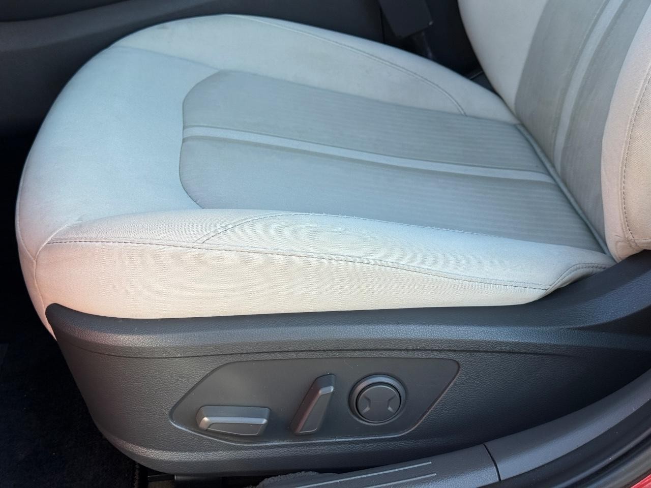 Hyundai Sonata Vehicle Full-screen Gallery Image 23