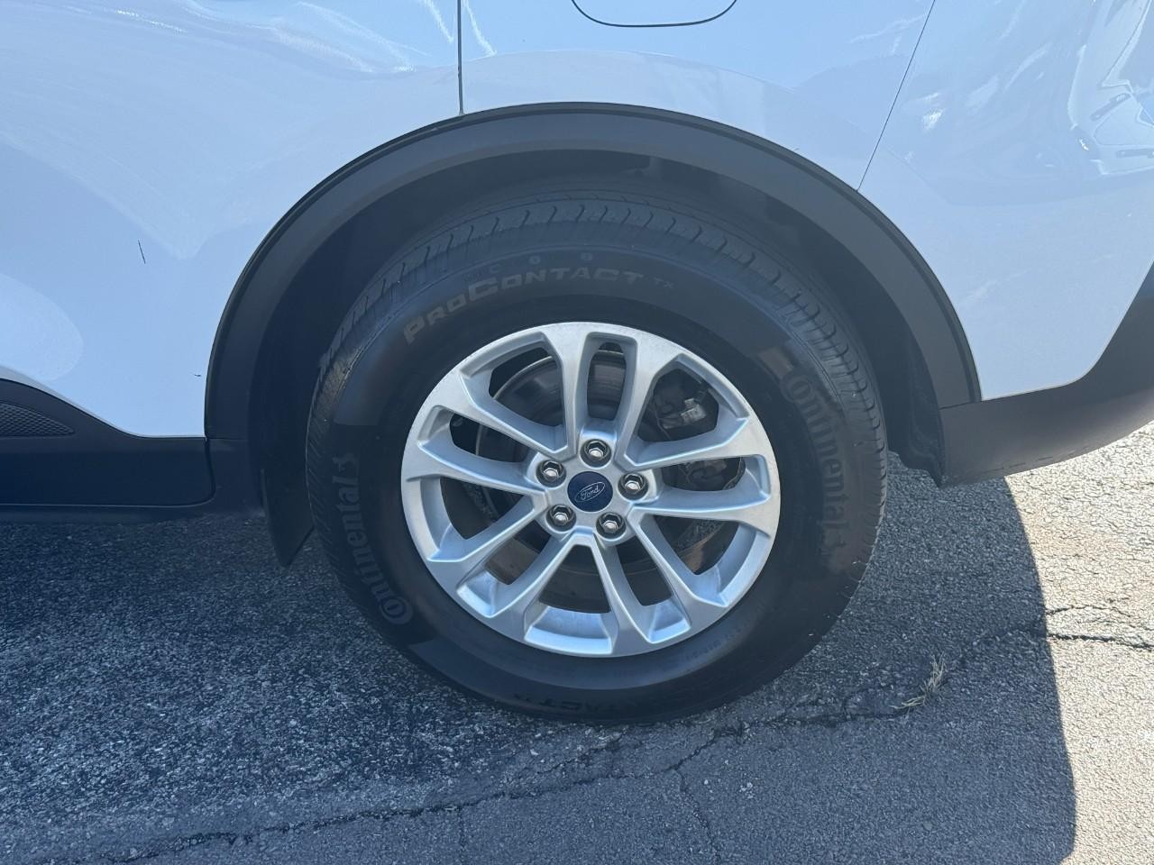 Ford Escape Vehicle Full-screen Gallery Image 06