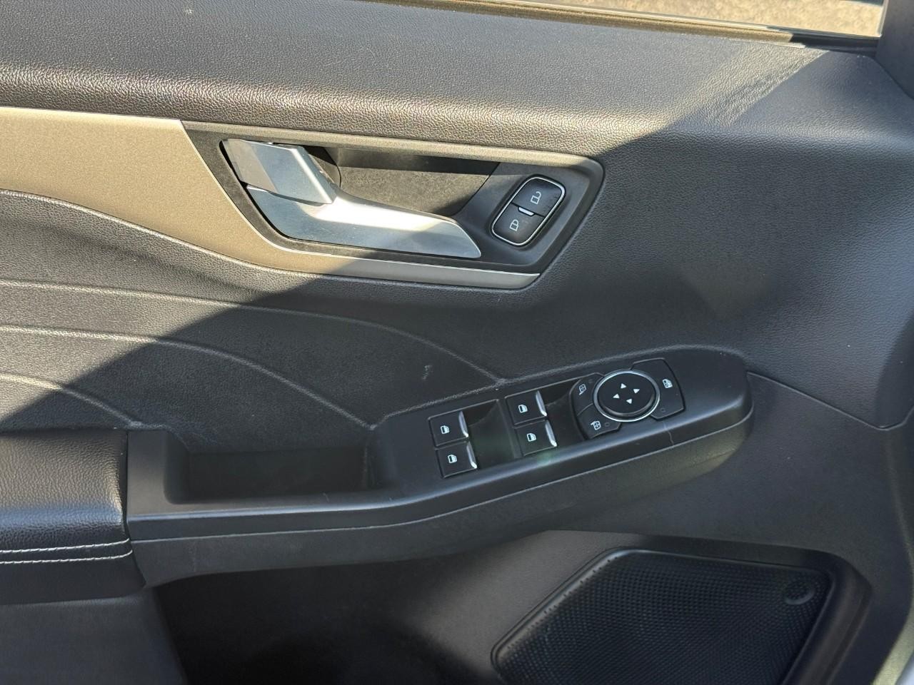 Ford Escape Vehicle Full-screen Gallery Image 16