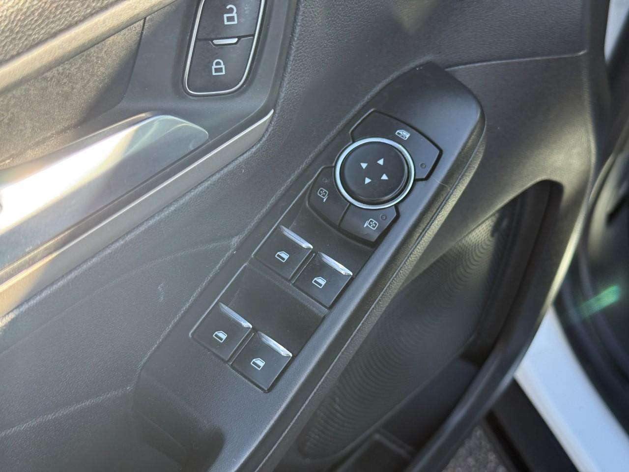 Ford Escape Vehicle Full-screen Gallery Image 17