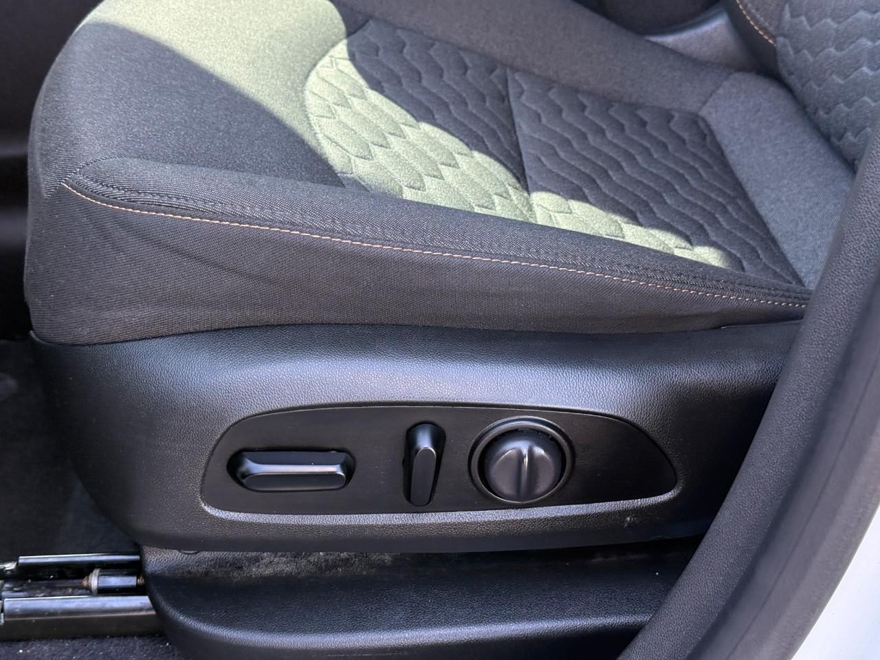 Chevrolet Equinox Vehicle Full-screen Gallery Image 17