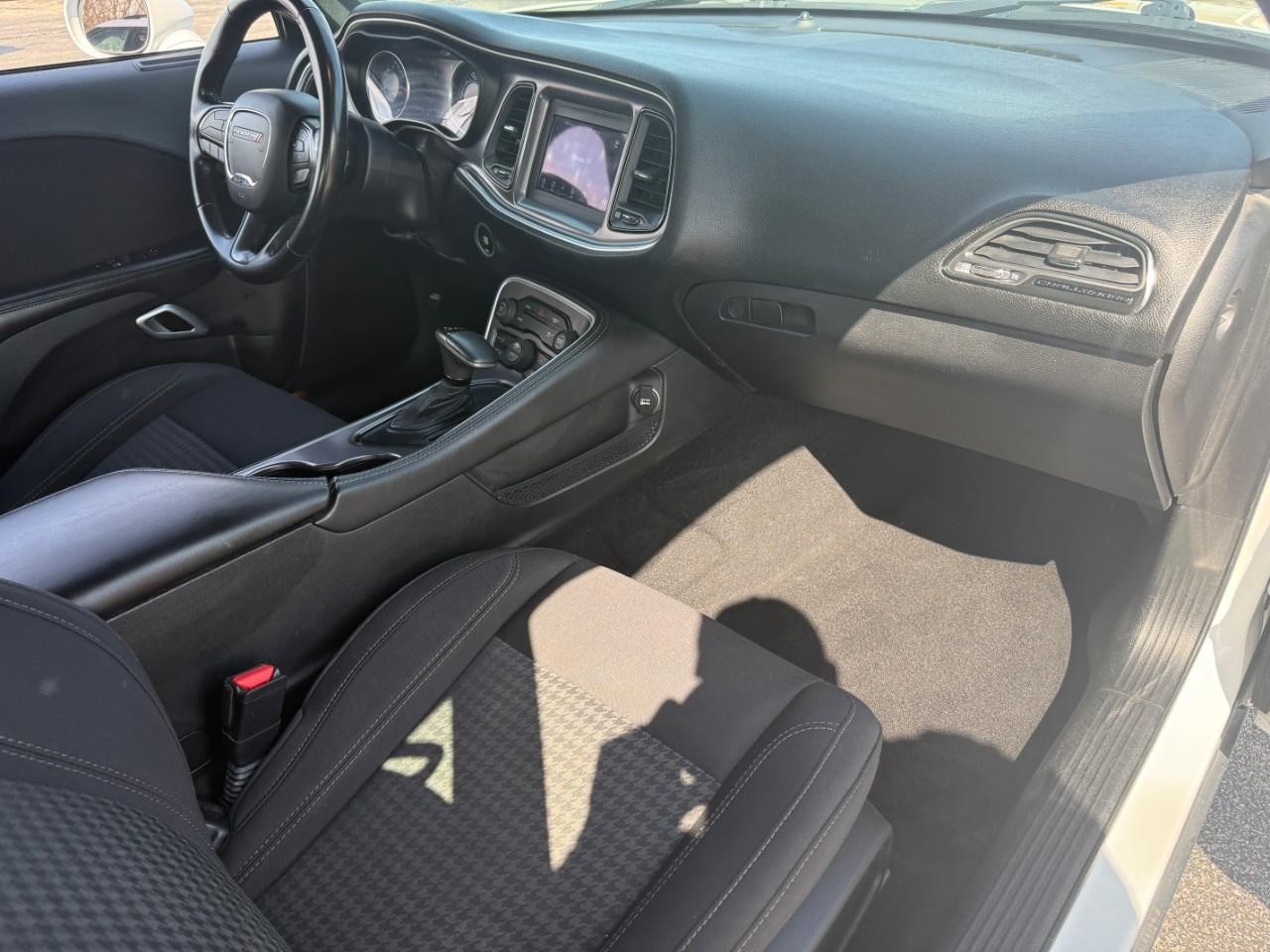 Dodge Challenger Vehicle Full-screen Gallery Image 10