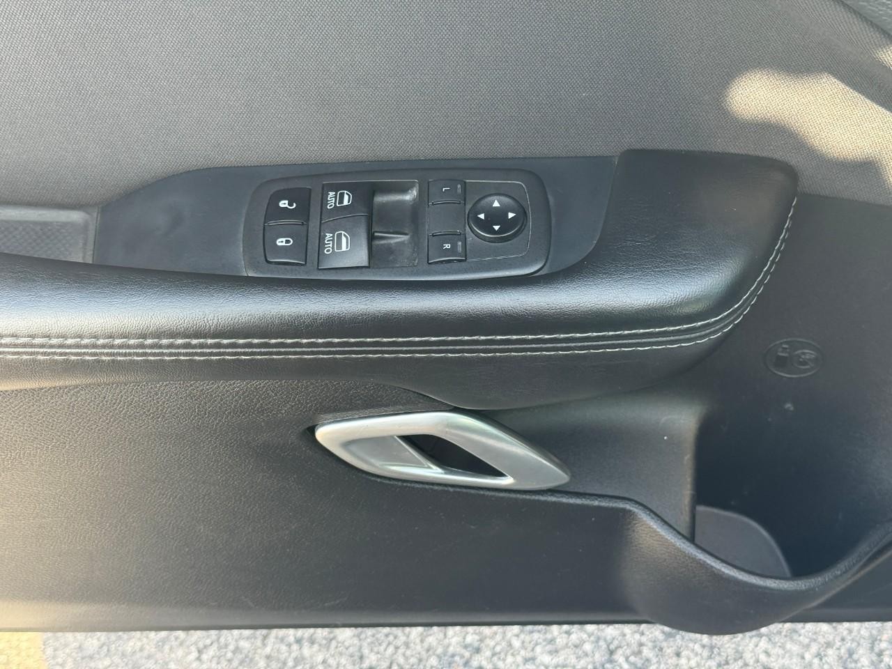 Dodge Challenger Vehicle Full-screen Gallery Image 12