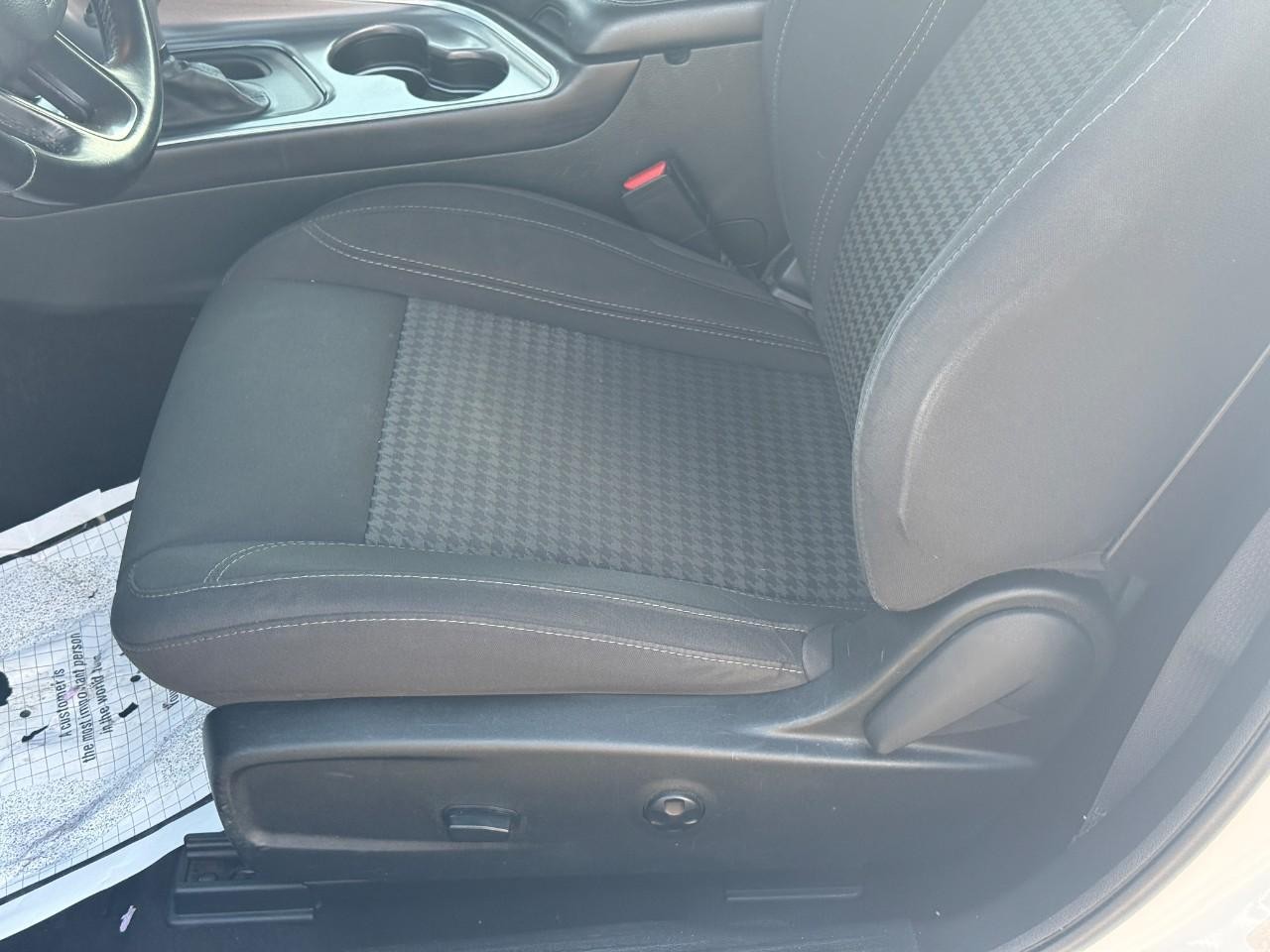 Dodge Challenger Vehicle Full-screen Gallery Image 13